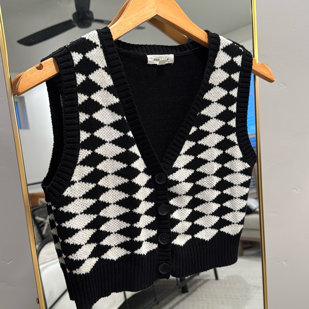 Cute black and white sweater vest M